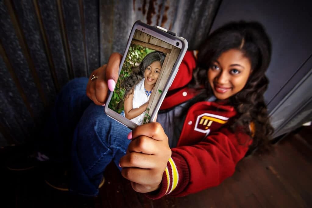 Senior Girl Holding Smart Phone Kirk Voclain Photography Houma Photographer
